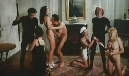 او با یک فاحشه دانلود فیلم سکسی هندی بازی می کند و او را fucks در از پشت