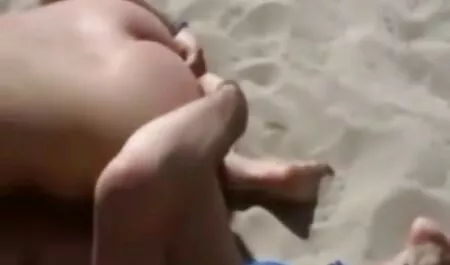 پیچ خورده, ورزش ها fucks در خودش در حالی که لیس dildo به و لیس سگس هندی